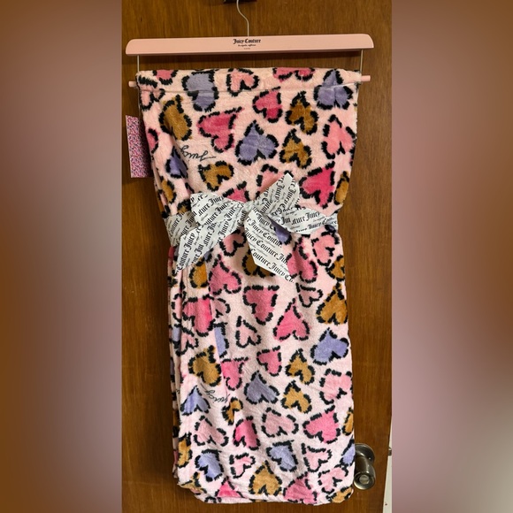 New with tags Juicy Couture plush printed throw size 50โ by 60โ, super soft ๐ฉท๐๐๐ - Picture 2 of 9